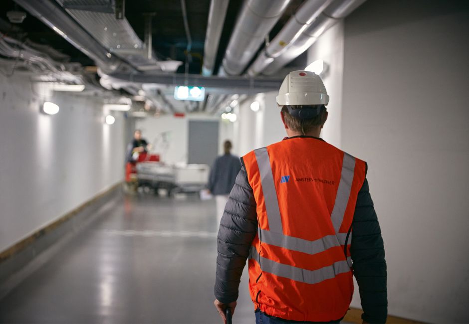 FieldWalk: Der Tunnel: Trotz Grossbaustelle geht der Spitalbetrieb weiter. FieldWalk: Der Tunnel: Trotz Grossbaustelle geht der Spitalbetrieb weiter.